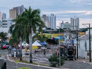 Vista da Avenida Fernando Corrêa da Costa, onde acontece uma das folias de rua em Campo Grande, na manhã desta segunda-feira (Foto: Henrique Kawaminami)