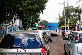 Trânsito na região do hospital ficou engarrafado.  (Foto: Henrique Kawaminami)