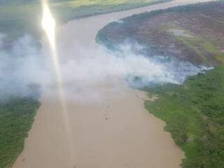 Focos de incêndio se alastraram pelas margens do Rio Paraguai (Foto: Divulgação/CBMMS)