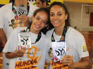 Rafaela da Silva Moura segurando o prêmio de segundo lugar ao lado da também vice-campeã, Rosângela Rosemare Silva (Foto: Arquivo pessoal)