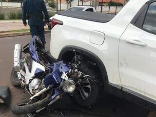 Acidente foi entre moto e picape em frente à Associação Médica de Mato Grosso do Sul (Foto: Direto das Ruas) 