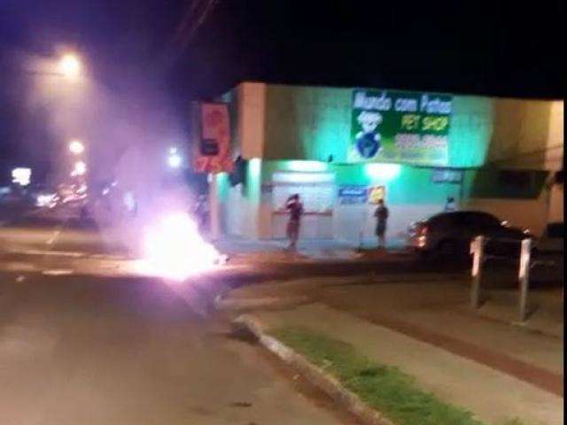 Motocicleta pega fogo ap&oacute;s colis&atilde;o em cruzamento da Mascarenhas de Moraes