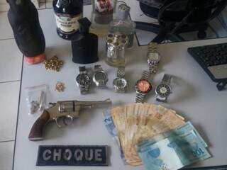 Dinheiro, arma, relógios e ouro recuperados (Foto: Divulgação)