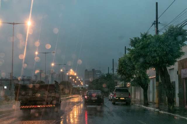 Pelo menos 14 bairros ficam sem energia ap&oacute;s chuva, ventania e raios