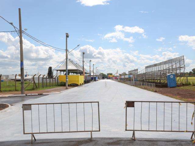 Avenida j&aacute; est&aacute; pronta para desfile que vira principal atra&ccedil;&atilde;o do ano em bairro