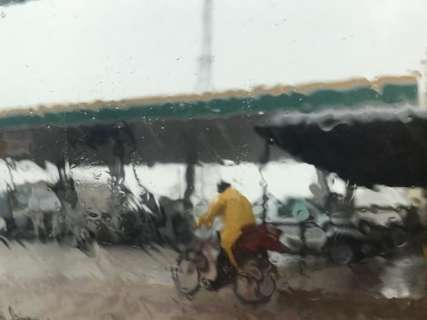 Com alerta, chuva chega acompanhada de vento forte em Campo Grande