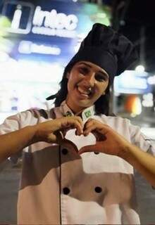 Eloá atua como chef vegana em Curitiba. 