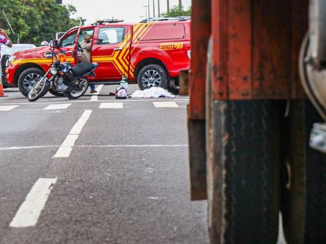 Motociclista &eacute; jogada para baixo de caminh&atilde;o e morre na Gury Marques