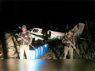 Policiais venezuelanos ao lado da aeronave em que piloto e mecânico de MS estavam. (Foto: Divulgação)