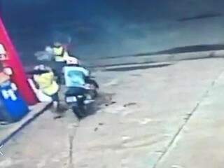 Câmeras de segurança flagraram momento em que vítima dispara jato de gasolina em suspeitos (Foto: reprodução/Facebook) 