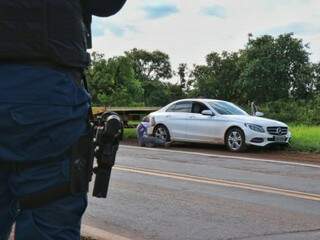 Ap&oacute;s den&uacute;ncia, dupla que fez fam&iacute;lia ref&eacute;m e fugiu com 2 Mercedes &eacute; presa