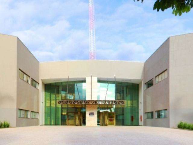 Munic&iacute;pio ter&aacute; de abrir m&atilde;o de professor tapa-buraco ou vai pagar multa
