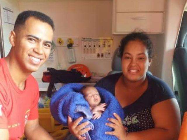 M&atilde;e leva beb&ecirc; de 20 dias desmaiado a quartel e bombeiro salva crian&ccedil;a