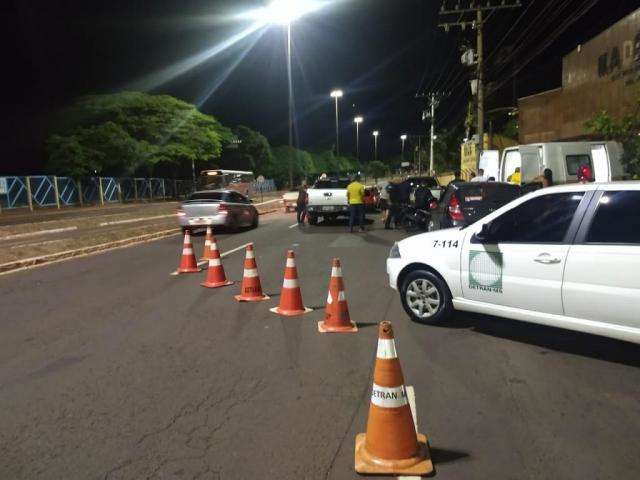 Blitz da Lei Seca flagra 30 condutores embriagados na Avenida Costa e Silva 