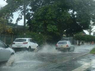 Em Campo Grande, choveu em várias regiões da cidade na manhã desta terça-feira (Foto: Henrique Kawaminami) 