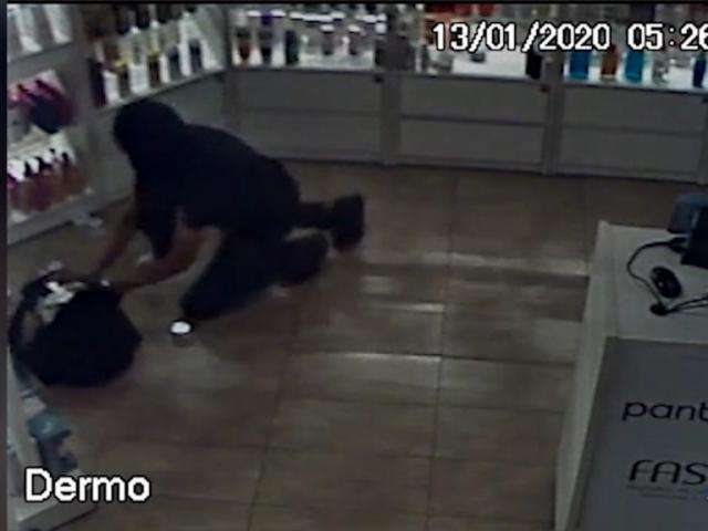 Ladr&atilde;o precisou de 1 minuto para abarrotar mochila com cosm&eacute;ticos