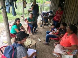 O pessoal do programa visitando uma família indígena. (Foto: Acervo Programa Corredor Azul)