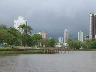 S&aacute;bado ser&aacute; de calor de 37&deg;C e pancadas de chuva em &aacute;reas isoladas 