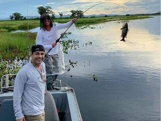 Graciele mostrando o peixe que pescou no Pantanal. (Foto: Reprodução Instagram)