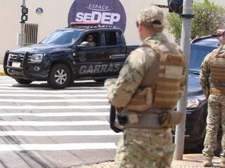 Policiais e viatura próximo ao fórum de Campo Grande, onde a segurança recebeu reforço para audiência. (Foto: Marcos Maluf)