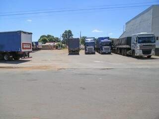 Área é usada hoje como estacionamento para caminhões que atendem distribuidora (Foto: Marcos Maluf)