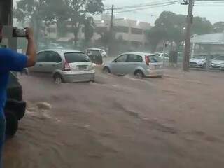 Ruas como a Joaquim Murtinho  ficaram inundadas com a força das chuvas