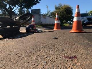 Sem documentos, motociclista invade preferencial e causa acidente Sem documentos, motociclista invade preferencial e causa acidente