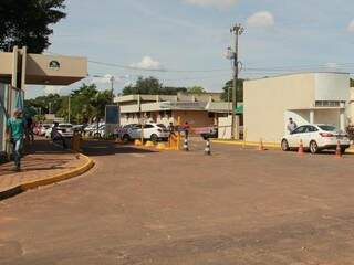 Entrada do HU, na Capital, que teve 17 leitos de UTIs credenciados (Foto: Arquivo/Campo Grande News)