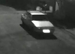 Câmeras de segurança de vizinho mostraram carro saindo da garagem. (Foto: Direto das Ruas)