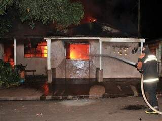 Casa foi tomada por fogo e caminhão pipa ajudou no combate às chamas. (Foto: Reprodução/ Jornal da Nova)