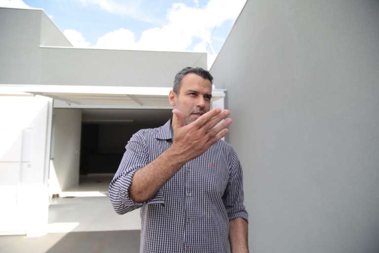 Morador se preocupa com crianças de condomínio devido à sujeita nessas casas