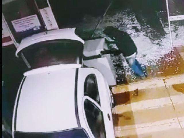 Ladr&otilde;es mascarados arrebentam porta de vidro e levam cofre de mercado