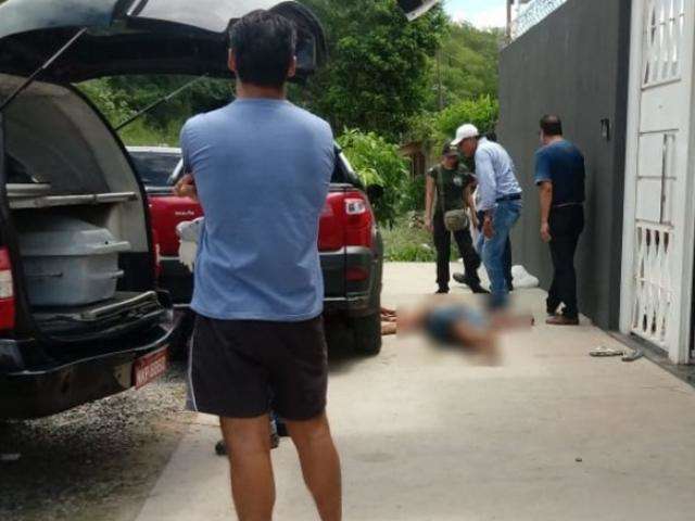 Dupla manda mulher se trancar em resid&ecirc;ncia e mata rapaz de 29 anos