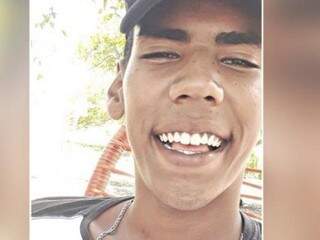 Jovem &eacute; assassinado em frente de casa por atiradores em motocicleta 