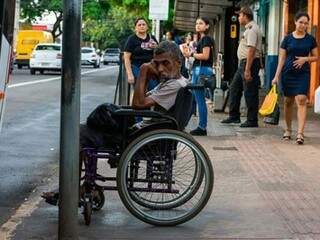 Cadeirante aguardando no ponto de ônibus esperando a chegada do transporte coletivo (Foto: Higor William)