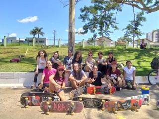 Parte do grupo Pantaneira Skate Girls reunidos no Parque das Nações Indígena (Foto: Arquivo pessoal)