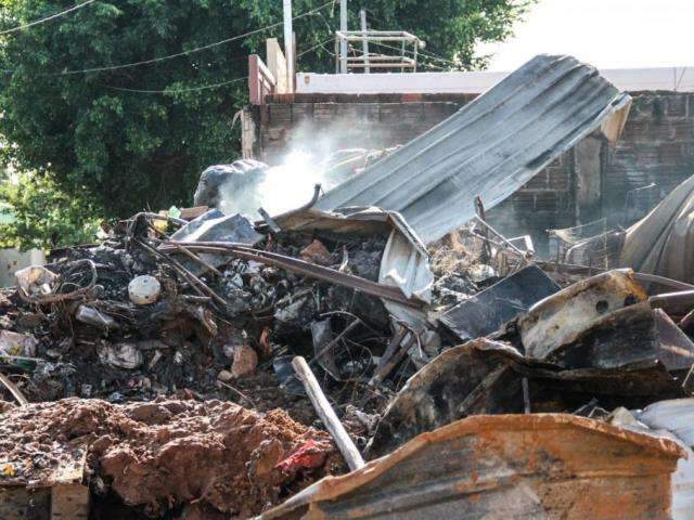 Quase 24h ap&oacute;s inc&ecirc;ndio, fuma&ccedil;a ainda &eacute; vista em dep&oacute;sito de recicl&aacute;veis