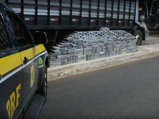 Em &ldquo;paredes&rdquo; falsas de caminh&atilde;o boiadeiro, PRF encontra 420 kg de coca&iacute;na