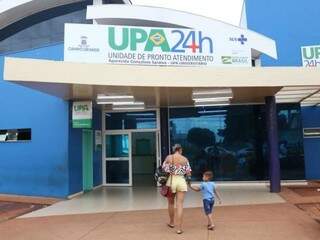 Mãe e filho caminham em direção à UPA Universitário (Foto: Marcos Maluf)