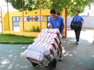 Funcionários entregam mantimentos em escola de educação infantil da prefeitura. (Foto: Divulgação)