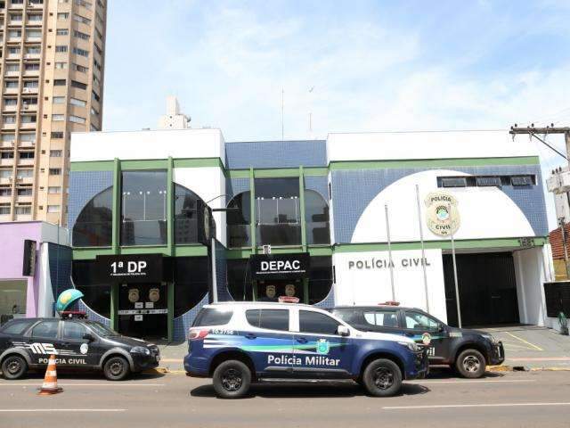 Mulher amea&ccedil;a namorado de morte com 2 facas ap&oacute;s ver mensagens no celular