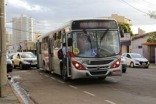 Ônibus do transporte público da Capital parado em ponto de ônibus na Rua Bahia (Foto: Kísie Ainoã)
