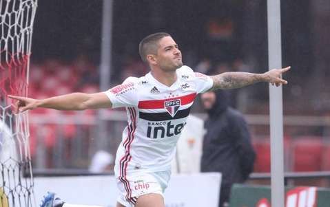 No Morumbi, São Paulo vence a Ponte Preta com gols de Pato e Reinaldo