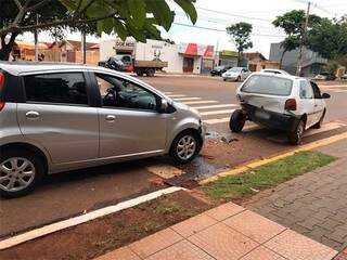 Motorista foi fechado e bateu em Gol que estava estacionado na rua da Divisão. (Aletheya Alves)