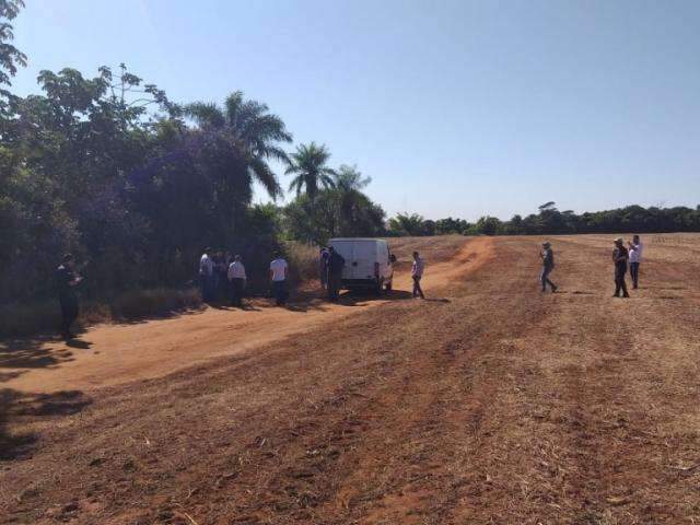 Moradores encontram corpo queimado em ponto de desova na fronteira