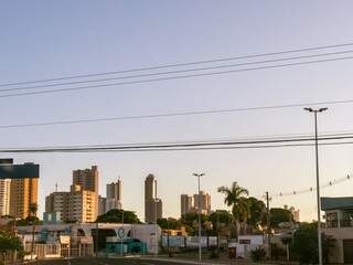 Dia amanhecendo com céu limpo na Avenida Fernando Corrêa da Costa (Foto: Henrique Kawaminami)