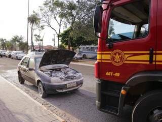 Carro pega fogo na Mato Grosso e comerciantes ajudam a combater chamas