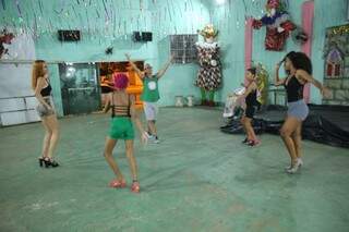 Aulas são ensinados com enredos da escola de samba. (Foto: Thailla Torres)