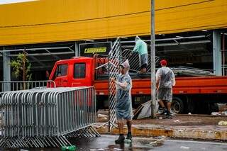 Estrutura é desmontada em frente à loja de pneus na Avenida Fernando Corrêa da Costa (Foto: Henrique Kawaminami)