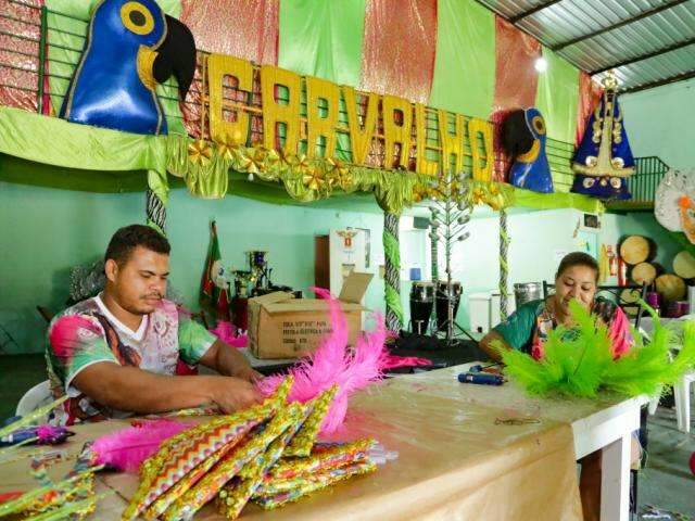 A 5 dias do desfile, trabalho n&atilde;o tem hora para acabar em escolas